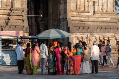 Belur, Karnataka, Hindistan - 9 Ocak 2023: Tarihi Chennakeshava Tapınağı kompleksinde büyük bir Hint turist kalabalığı.