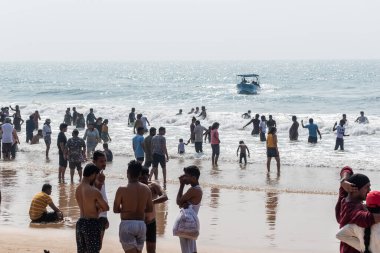 Calangute, Goa, Hindistan - Ocak 2023: Kuzey Goa 'daki popüler turizm merkezi Calangute' de kalabalık bir plaj.