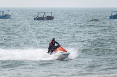 Calangute, Goa, Hindistan - Ocak 2023: Kuzey Goa 'da Calangute açıklarında jet ski süren Hintli bir adam.