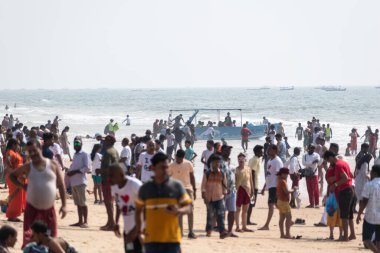 Calangute, Goa, Hindistan - Ocak 2023: Goa 'daki popüler Calangute plajında Hintli turistlerle dolu kalabalık plaj.