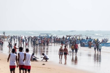 Calangute, Goa, Hindistan - Ocak 2023: Goa 'daki popüler Calangute plajında Hintli turistlerle dolu kalabalık plaj.