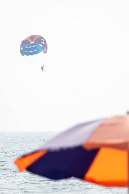 Calangute, Goa, Hindistan - Ocak 2023: Calangute plajında denizin üzerinde bir paraglider manzarası.