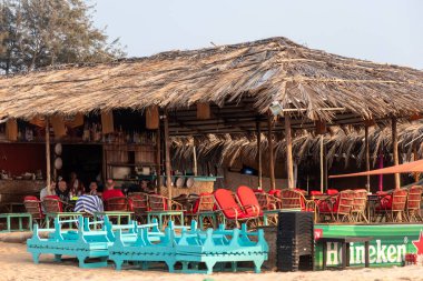 Calangute, Goa, Hindistan - Ocak 2023: Calangute plajında boş güverteleri ve sandalyeleri olan bir plaj kulübesi.