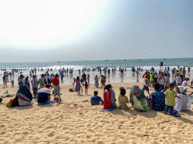 Calangute, Goa, Hindistan - Ocak 2023: Goa 'daki popüler Calangute plajında büyük bir turist kalabalığı.