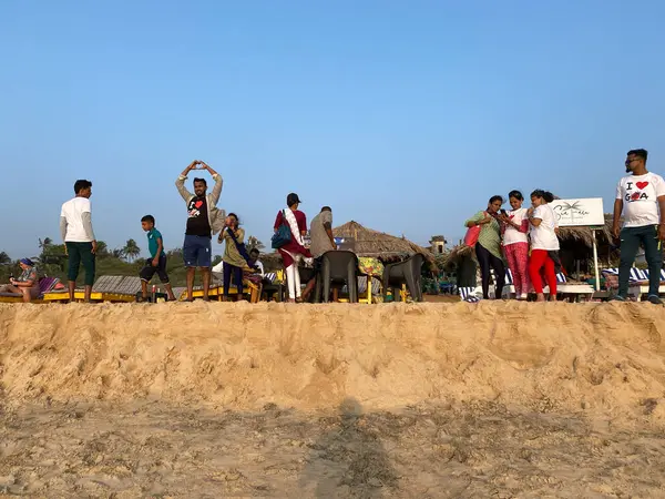 Calangute, Goa, Hindistan - Ocak 2023: Goa 'daki popüler Calangute plajında eğlenen turistler.