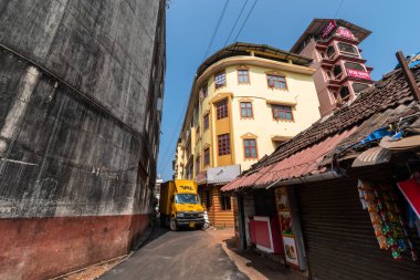 Margao, Goa, Hindistan - Ocak 2023: Madgaon 'daki eski pazarda eski binalarla dolu dar bir sokaktan geçen bir kamyon.