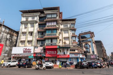 Margao, Goa, Hindistan - Ocak 2023: Madgaon şehrinin yakınındaki tekstil mağazaları olan modern bir binanın dış cephesi.