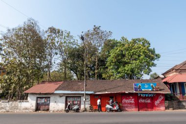 Margao, Goa, Hindistan - Ocak 2023: Eski Margao kasabasında ağaçlarla çevrili eski bir soğuk içecek dükkanı.