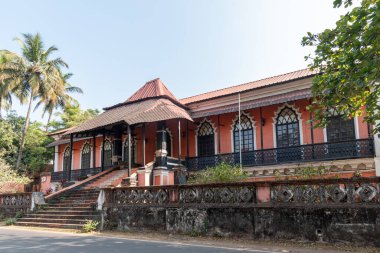 Margao, Goa, Hindistan - Ocak 2023: Margao 'daki eski bir Portekiz malikanesinin dış cephesi.