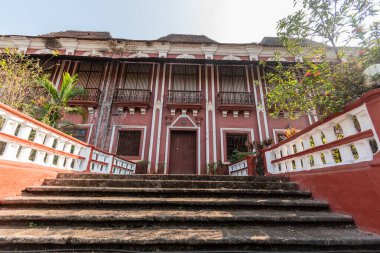 Margao, Goa, Hindistan - Ocak 2023: Margao 'daki eski bir Portekiz malikanesinin dış cephesi.