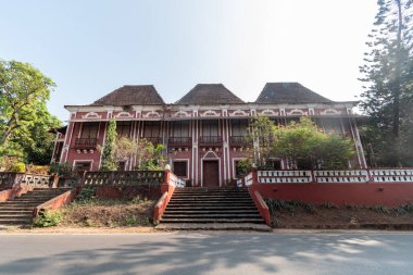 Margao, Goa, Hindistan - Ocak 2023: Tarihi Margao kasabasındaki eski bir Portekiz döneminden kalma bungalovun dış cephesi.