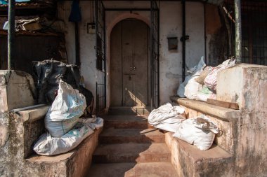 Margao, Goa, Hindistan - Ocak 2023: Madgaon kasabasındaki eski bir vintage evin verandasında çimento çuvalları.