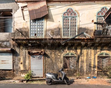 Margao, Goa, Hindistan - Ocak 2023: Eski bir Portekiz döneminden kalma pencereli bir evin dış cephesi.