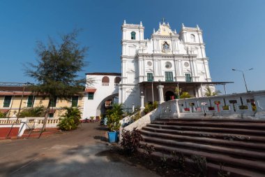 Margao, Goa, Hindistan - Ocak 2023: Madgaon 'daki antik Portekiz Kutsal Ruh Kilisesi' nin dış cephesi.