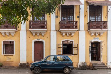 Margao, Goa, Hindistan - Ocak 2023: Madgaon 'daki güzel bir Portekiz döneminin dış cephesi.