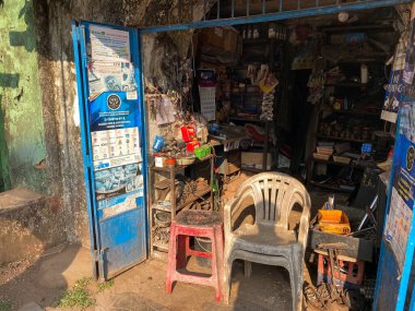 Margao, Hindistan - Ocak 2023: Otomobil tamiri için eski paslı bir metal donanım mağazası.