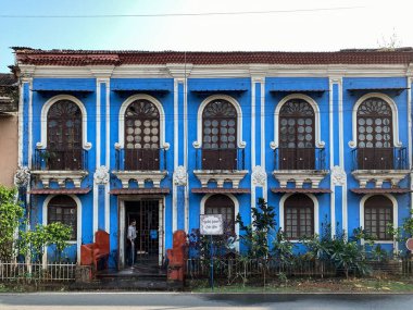 Margao, Hindistan - 21 Ocak 2023: Goa 'da kemerli pencereleri olan güzel geleneksel bir evin dış cephesi.