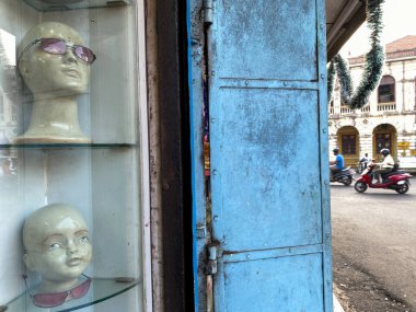 Margao, Hindistan - 21 Ocak 2023: Bir gözlük dükkanının önünde gözlük takan mankenler.