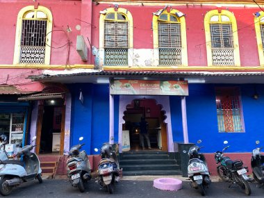 Margao, Hindistan - 21 Ocak 2023: Güney Goa 'daki eski Dilkush kafesinin renkli duvarları ve pencereleri.
