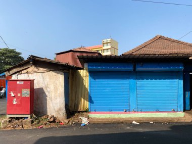 Margao, Hindistan - 21 Ocak 2023: Goa 'daki Madgaon kasabasındaki eski pazarda kepenkleri kapatılmış dükkanlar.