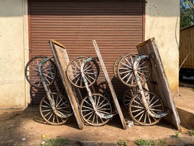 Margao, Hindistan - 21 Ocak 2023: Bir pazar tatilinde kapalı bir dükkanın dışına eşya taşımak için tekerlekli ahşap arabalar.