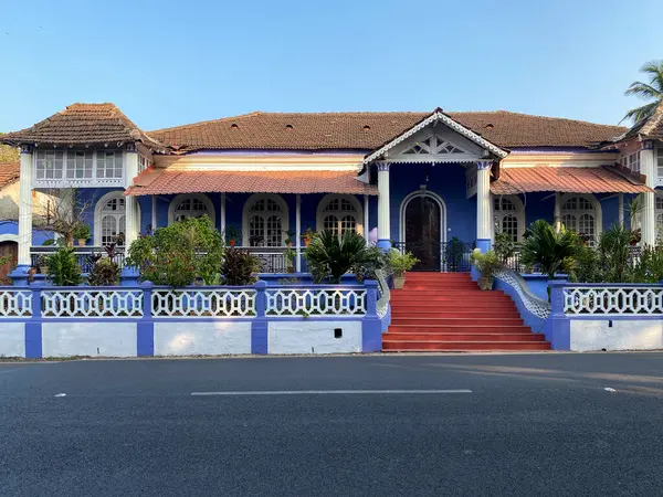 Margao, Hindistan - 21 Ocak 2023: Güney Goa 'daki Madgaon kasabasında eski bir geleneksel ev.