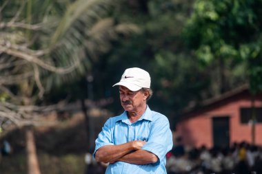 Eski Goa, Hindistan - Ocak 2023: Şapka takan orta yaşlı bir Hintlinin samimi portresi.