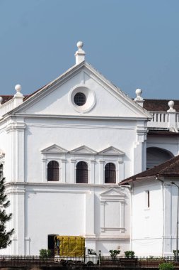 Eski Goa, Hindistan - Ocak 2023: Eski Goa miras alanındaki UNESCO Katedrali antik Portekiz döneminin dış cephesi.
