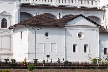 Eski Goa, Hindistan - Ocak 2023: Eski Goa miras alanındaki UNESCO Katedrali antik Portekiz döneminin dış cephesi.