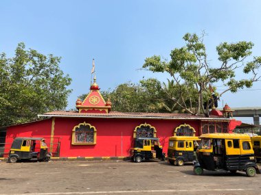Panjim, Goa, Hindistan - Ocak 2023: Otomobiller Panaji şehrindeki kırmızı bir Hindu tapınağının önüne park edildi.