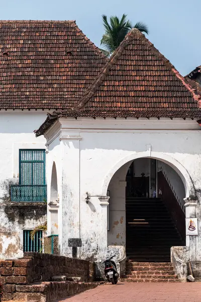 Eski Goa, Hindistan - Ocak 2023: Eski Goa 'daki Assisi Kilisesi' nin UNESCO miras alanındaki eski bir Portekiz döneminden kalma binaya kemerli giriş.