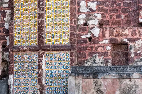 Eski Goa, Hindistan - Ocak 2023: Eski Goa miras alanındaki antik Augustine kilisesinin kalıntılarında renkli mozaik fayanslar.