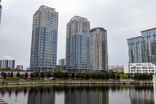 Rustik duvar yarısı kapalı ortak Ivy tarafından zarar görmüş. Olarak da bilinen Hedera helix, İngilizce sarmaşık veya Avrupa Ivy. Kopya alanı ile.