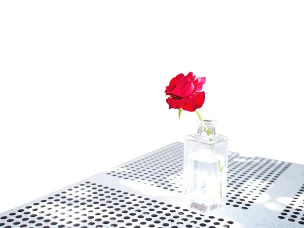 Közelkép Átlátszó Üveg Vörös Rózsa Virág Csokor Fém Asztalon Elszigetelt — Stock Fotó