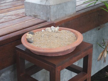 Eski oda dekorasyonu için boş kül tablasını ahşap sandalyeye kapat..