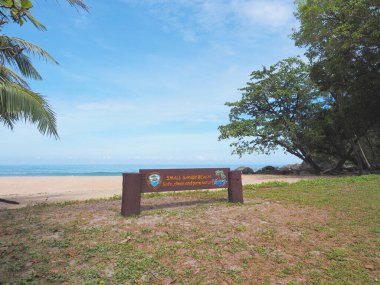 Phang Nga, Tayland - 14 Şubat 2019: Küçük kumlu plaj, Khao Lak -Lam Ru Ulusal Parkı Tayland.