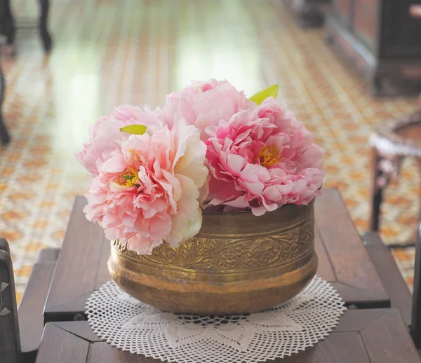 Vase Aus Messing Großaufnahme Mit Blumen Auf Holztisch Strauß Für — Stockfoto