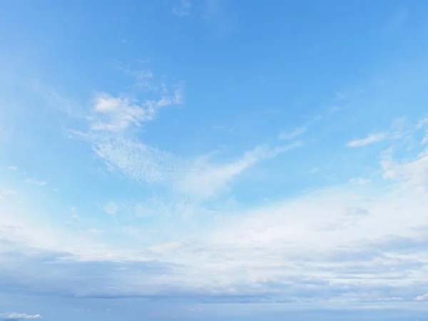 Blauer Himmel Und Wolken Für Natürlichen Hintergrund Stockbild