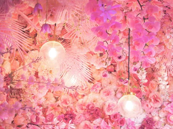 Nahaufnahme Glühbirne Über Künstliche Rose Und Nelkenblüten Blumenstrauß Für Valentinstag — Stockfoto