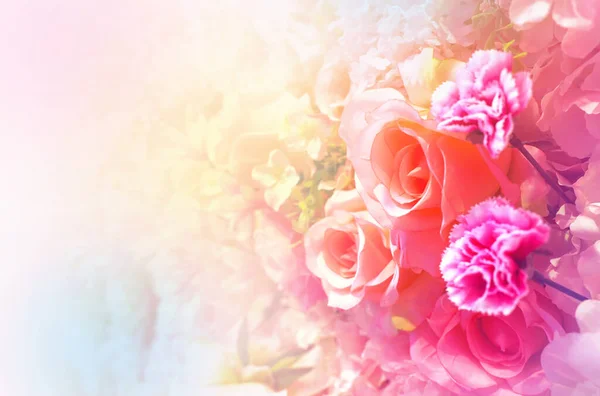 Ramo Flores Rosas Claveles Artificiales Para San Valentín Fondo Del —  Fotos de Stock