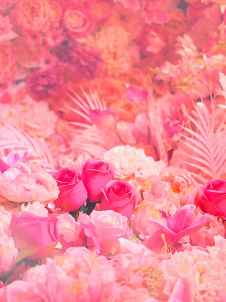 バレンタインや結婚式の日の背景のための人工バラやカーネーションの花花束 ピンクの花の壁の装飾 — ストック写真