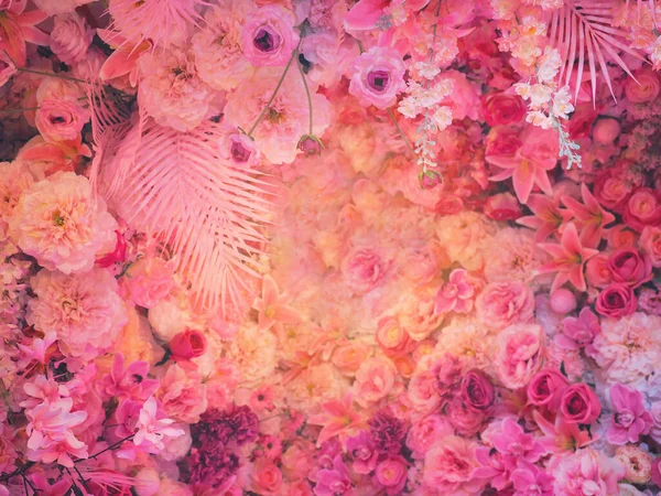 バレンタインや結婚式の日の背景のための人工ピンクの花花束 ピンクの花の壁の装飾 — ストック写真