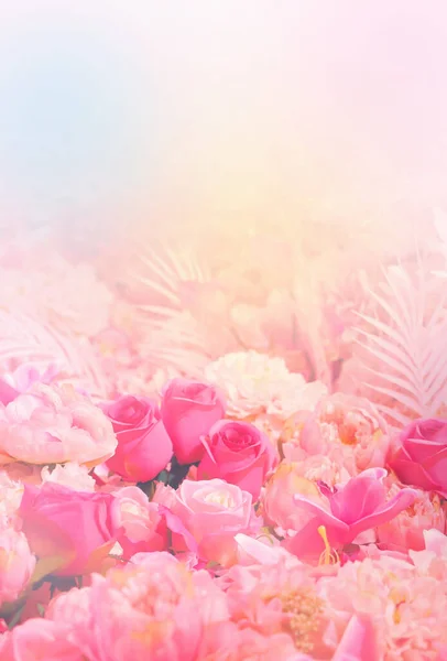Künstliche Rosen Und Nelkenblüten Bouquet Für Valentinstag Oder Hochzeitstag Hintergrund — Stockfoto