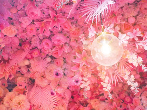 Nahaufnahme Glühbirne Über Künstliche Rose Und Nelkenblüten Blumenstrauß Für Valentinstag — Stockfoto