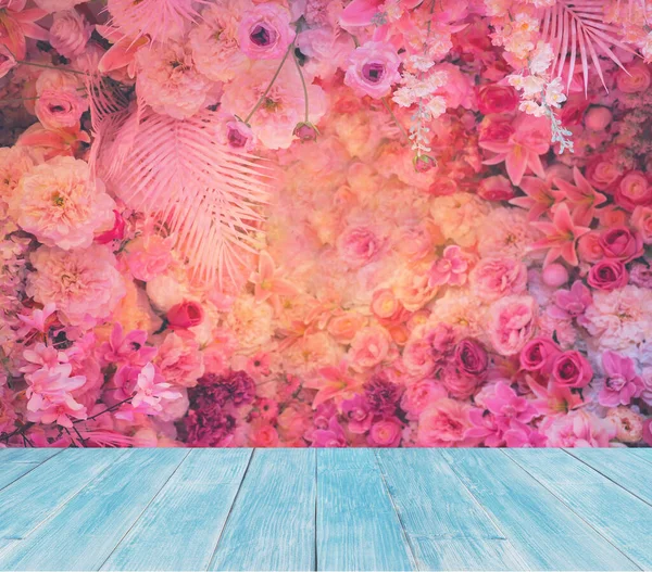 Holz Tischplatte Über Künstlichen Rosa Blumen Bouquet Hintergrund Montagestil Das — Stockfoto