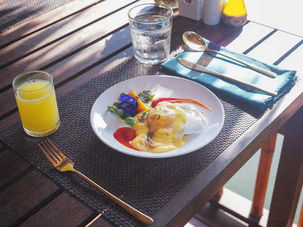 Zamknij Angielskie Śniadanie Białym Talerzu Nad Brązową Matą Jajecznica Sosem — Zdjęcie stockowe