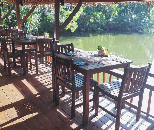 Drewniane Krzesła Stoły Przygotowanie Zestaw Pobliżu Jeziora Naturalnej Restauracji Zabytkowa — Zdjęcie stockowe
