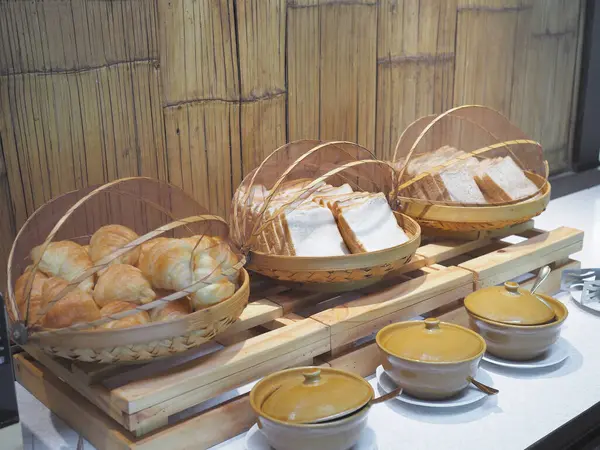 自助餐时 在竹篮中的自制面包烘焙 供酒店早餐用 老式食品风格 — 图库照片