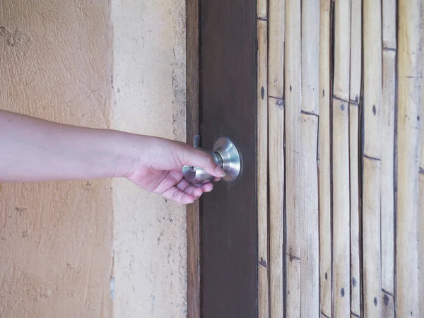 Kobieta Trzyma Metalowy Pokrętło Vintage Otwiera Drewniane Drzwi — Zdjęcie stockowe