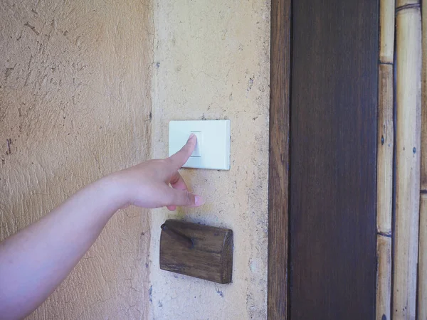 ドアベルを押す女 建物の入り口に指タッチスイッチボタンを閉じます — ストック写真